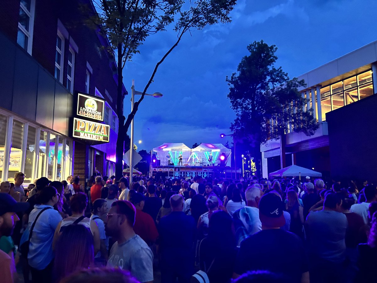 YGagnonCAQ's tweet image. Quelle chance d’avoir pu revivre, hier soir, un spectacle de Jonquière en musique sur la rue St-Do comme dans le temps 🙌
Chapeau aux organisateurs 🎩
Merci aussi à la gang des Olympiques Spéciaux pour leur aide au service durant le souper tourtière 💪 #polqc #assnat