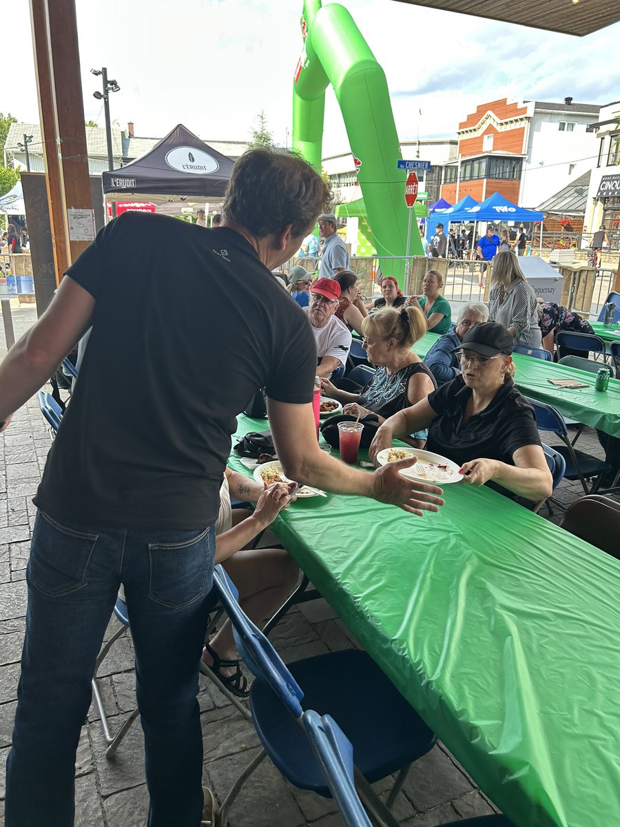 YGagnonCAQ's tweet image. Quelle chance d’avoir pu revivre, hier soir, un spectacle de Jonquière en musique sur la rue St-Do comme dans le temps 🙌
Chapeau aux organisateurs 🎩
Merci aussi à la gang des Olympiques Spéciaux pour leur aide au service durant le souper tourtière 💪 #polqc #assnat