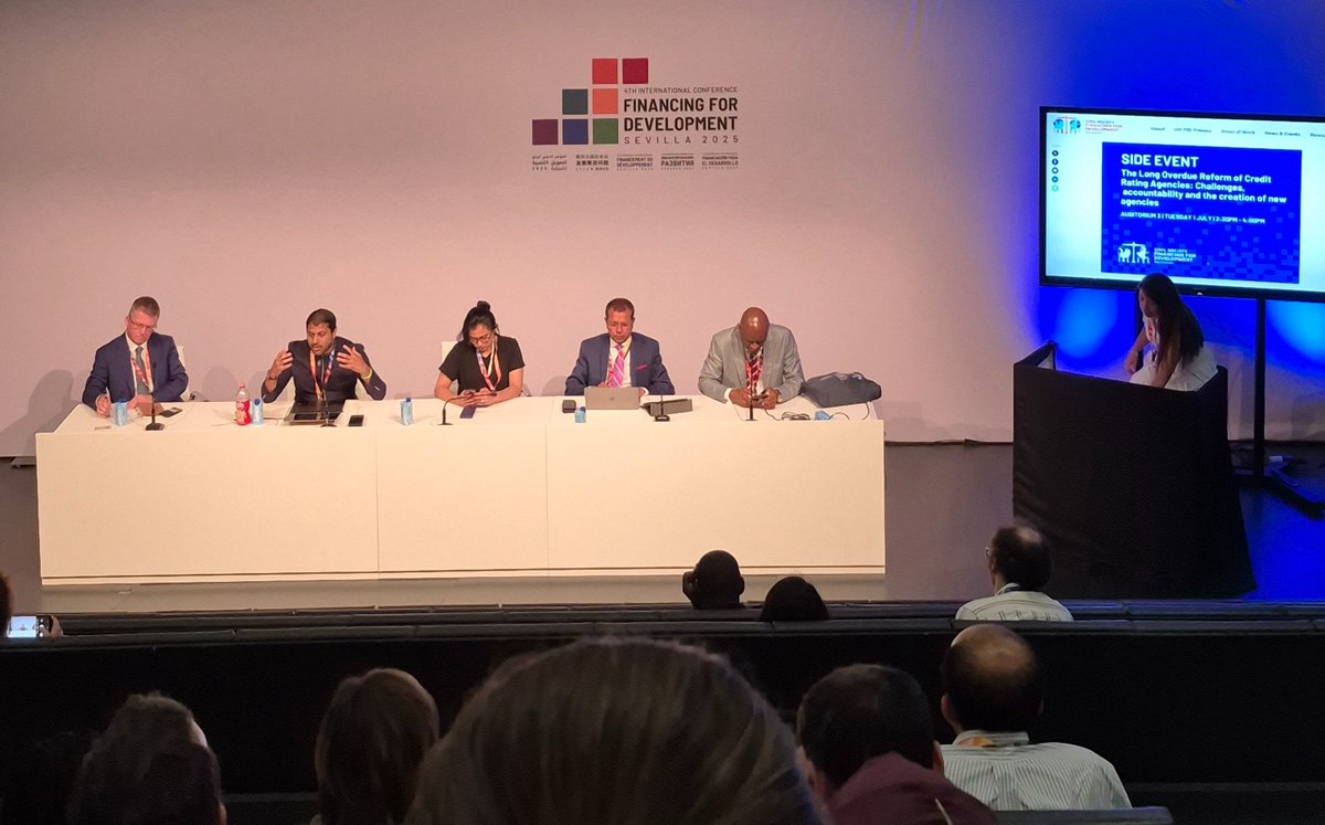 Asked about downgrading Ecuador's credit rating after they cut oil in Yasuni, the rep from Fitch says: 

"We're just a consensus funnel. It's not us, it's the traders, it's AI." 

The clearest case yet to regulate credit rating agencies &amp; build public alternatives #FfD4People