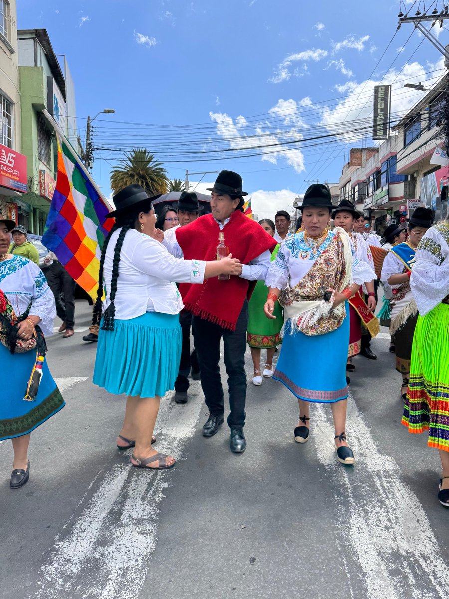 Embajadora de Bolivia en Ecuador, Segundina Flores Solamayo, celebra el Inti Raymi, junto al Pueblos Cayambi

Jallalla la Diplomacia de los Pueblos!!!

Nuestra respuesta a los desafíos es el trabajo permanente.

<a href="/LuchoXBolivia/">Luis Alberto Arce Catacora (Lucho Arce)</a>