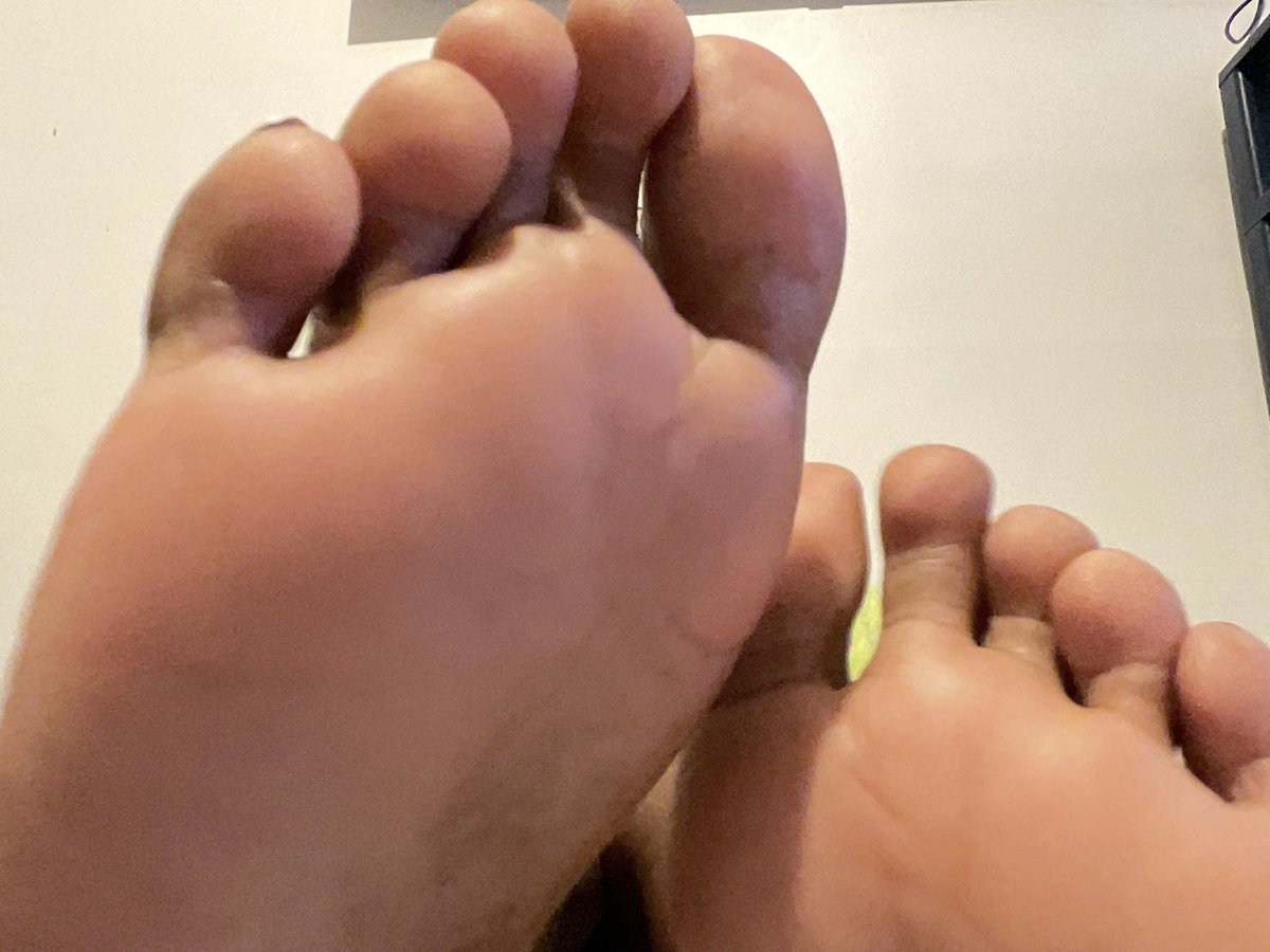 princessfeebe's tweet photo. Imagine worshiping my soles while I drain your rent 💋 https://t.co/PmLajBsTeZ