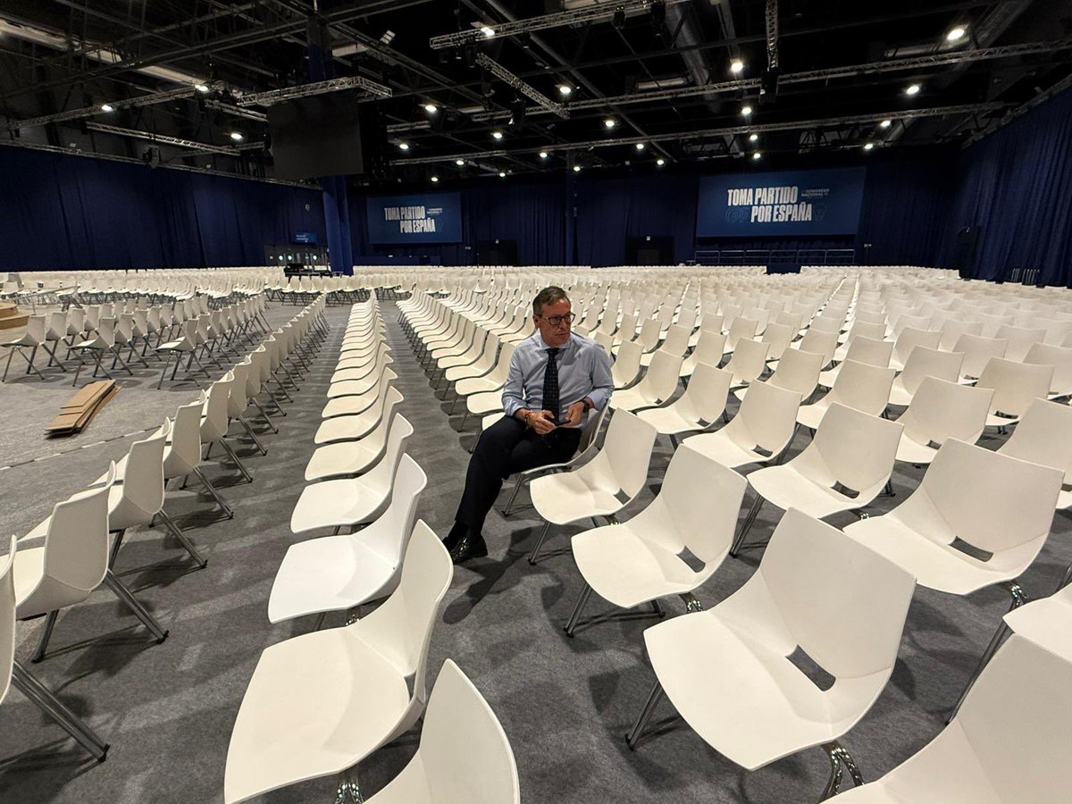 Bueno pues las sillas no nos están quedando mal que sé que le preocupaba a <a href="/oscarlopeztwit/">Oscar López Agueda</a> 😏 Desde luego nos están quedando más organizaditas que lo poco que va a dejar vivo del <a href="/psoe_m/">PSOE Madrid</a>