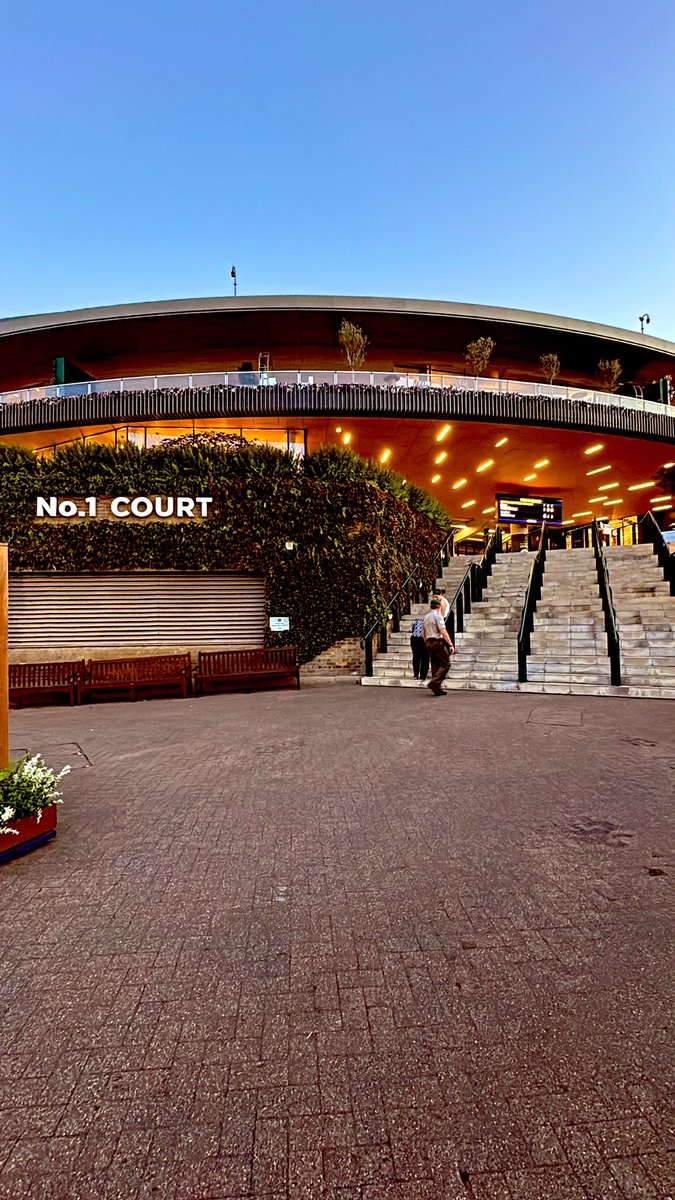 KMulligan97's tweet image. And it’s the end of Day 2 at @Wimbledon &amp;amp; what another warm one it was.

Great to be working with the @enhanced_c_s &amp;amp; @Ldn_Ambulance Teams.

#TeamECS #Wimbledon2025