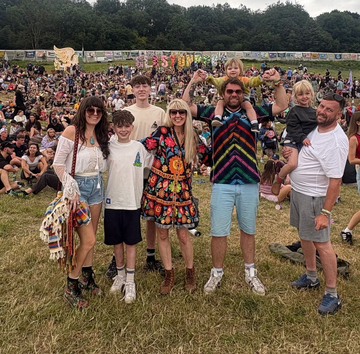 Kyleclarkson's tweet photo. Another year of magic and enchantment on Worthy Farm

A year where Scousers seemed to outnumber shitflags &amp; longdrops,
where the Sun aaaalways had his hat on,
and where I discovered @beanstoast 

🤟 https://t.co/XErEpCQt8l