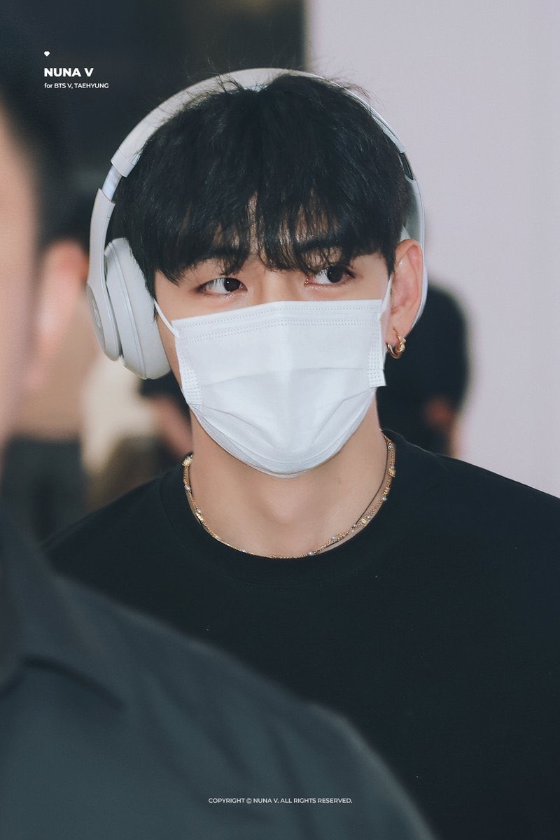 Wearing something simple and still looking this stunning and perfect?