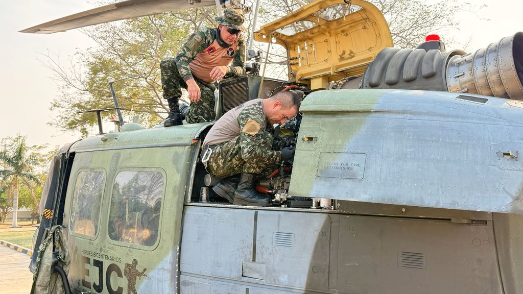 Ejercito_Davaa's tweet photo. El Batallón de Mantenimiento de Aviación N.° 4 desempeña un papel fundamental en condiciones adversas y de alta complejidad. Gracias a la pericia de sus profesionales, se garantiza que nuestras aeronaves operen en condiciones óptimas en cualquier parte del país.

Desde Popayán, se realiza el chequeo técnico de una aeronave desplegada en la @Ejercito_Div3, con la misión de brindar apoyo a las tropas en el suroccidente colombiano.

#FeEnLaCausa