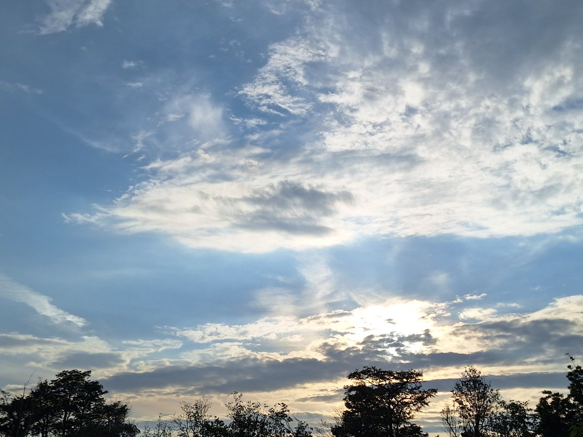 Chemtrail101's tweet photo. Who's got them pics and videos of the #Geoengineeing going on? https://t.co/2AUfGDDFAq