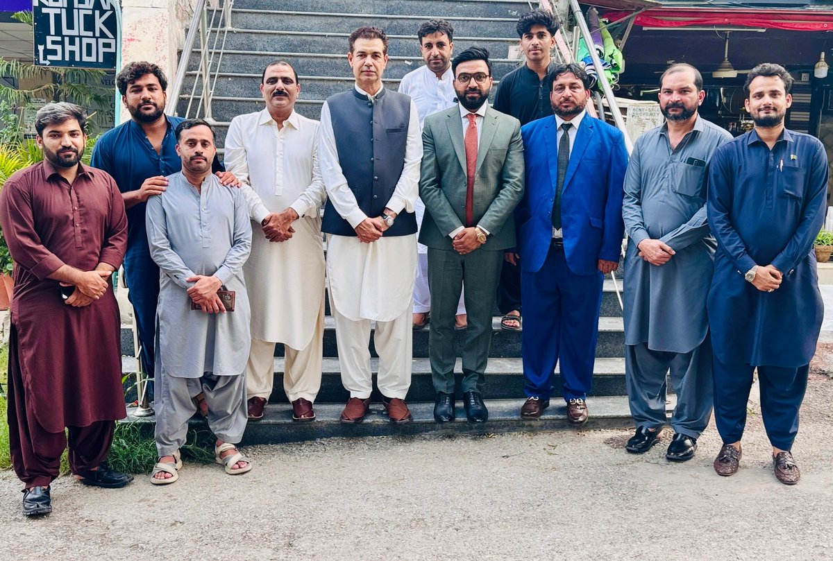 مسلم لیگ ن یوتھ ونگ پاکستان کے سینئر نائب صدر جناب سہیل چودھری، یوتھ میڈیا ٹیم سندھ کے صدر فہد بٹ، اور بلوچستان کے صدر عامر جان بحرانی ،نذیر بگتی،  عزیز الرحمان خان مسلم لیگ ن سندھ لیبر ونگ کے زبیر بٹ،   نے میرے دفتر کا دورہ کیا۔ اس موقع پر یوتھ ونگ کے دیگر ساتھی اور دوست احباب