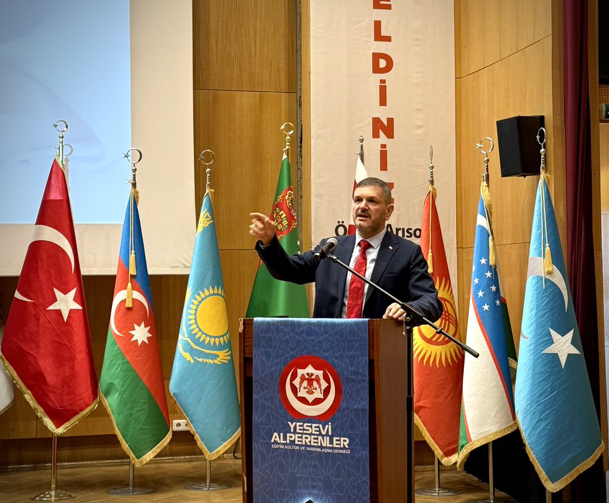 kursatmican's tweet photo. ZAMANLAMA MANİDAR

İslamın ve İnsanlığın düşmanları ne küresel düzlemde ne de bölgesel ve yerel düzlemde rahat durmuyor. Küresel iblisler alçak planlarla yerel işbirlikçileriyle birlikte bölgemizde büyük ameliyatlar yapmanın derdindeler.

Dolayısıyla ülkemizde ve bölgemizde ortaya çıkan büyük küçük hiçbir hadise tesadüf değildir. Yaşanan her olaya bu perspektiften bakmak gerekmektedir. 

Ülkemizde İBB'nin tüm kirli çamaşırları bir bir ortaya dökülüyorken, Chp'nin içi Genel Başkanlık seçimlerinde dönen dolapların meydana çıkmasıyla oldukça karışmışken, manipülasyonlarla kullanışlı hale getirdkleri Madımak olaylarının yıl dönümünde Leman paçavrasının toplumun ulvi değerlerine çatarak milleti tahrik etmek ve kaos çıkartmak istemesi boşuna değildir.  

Bin yıllık İslam yurdunda Müslümanların yegane Önderi, Alemlere rahmet olarak gönderilen Sevgili Peygamberimiz Hazreti Muhammed Aleyhisselamı terörle ilişkilendirerek karikatürize etmek azgınlıklarının, kinlerinin, İslama ve Müslümanlara olan nefretlerinin ne kadar dizginlenemez hale geldiğinin apaçık göstergesidir. 

İğrenç yayınlarının yayınlandığı gün imtiyaz sahiplerinin ağababalarının yanına, yurt dışına kaçmaları da  yüreksiz, alçak, aşağılık ve korkak karakterlerinin mücessem halidir. 

Devletimiz bu tür yayınlara müsaade etmemeli, mukaddes değerlerimize hakaret etmenin cezası ciddi düzeyde artırılmalıdır. 

Kana doymayan siyonistlerin hastalıklı arz-ı mevud emeliyle bölgemizi karıştırdıkları, zalimlikte sınır tanımadıkları, sağa sola saldırıp her yeri kana buladıkları böyle bir zamanda milletçe çok uyanık olmalı, içimizde birliğimizi ve bütünlüğümüzü bozacak hiçbir fitneye izin vermemeliyiz.

Görünen o ki bölgemizi ve ülkemizi çok daha zor günler bekliyor. Bize düşen milletçe birbirimizin inanç ve değerlerine saygı gösterek, müşterek paydalarda kenetlenmek, birlik ve beraberliğimizi güçlendirerek Vatanımıza sahip çıkmaktır!🇹🇷