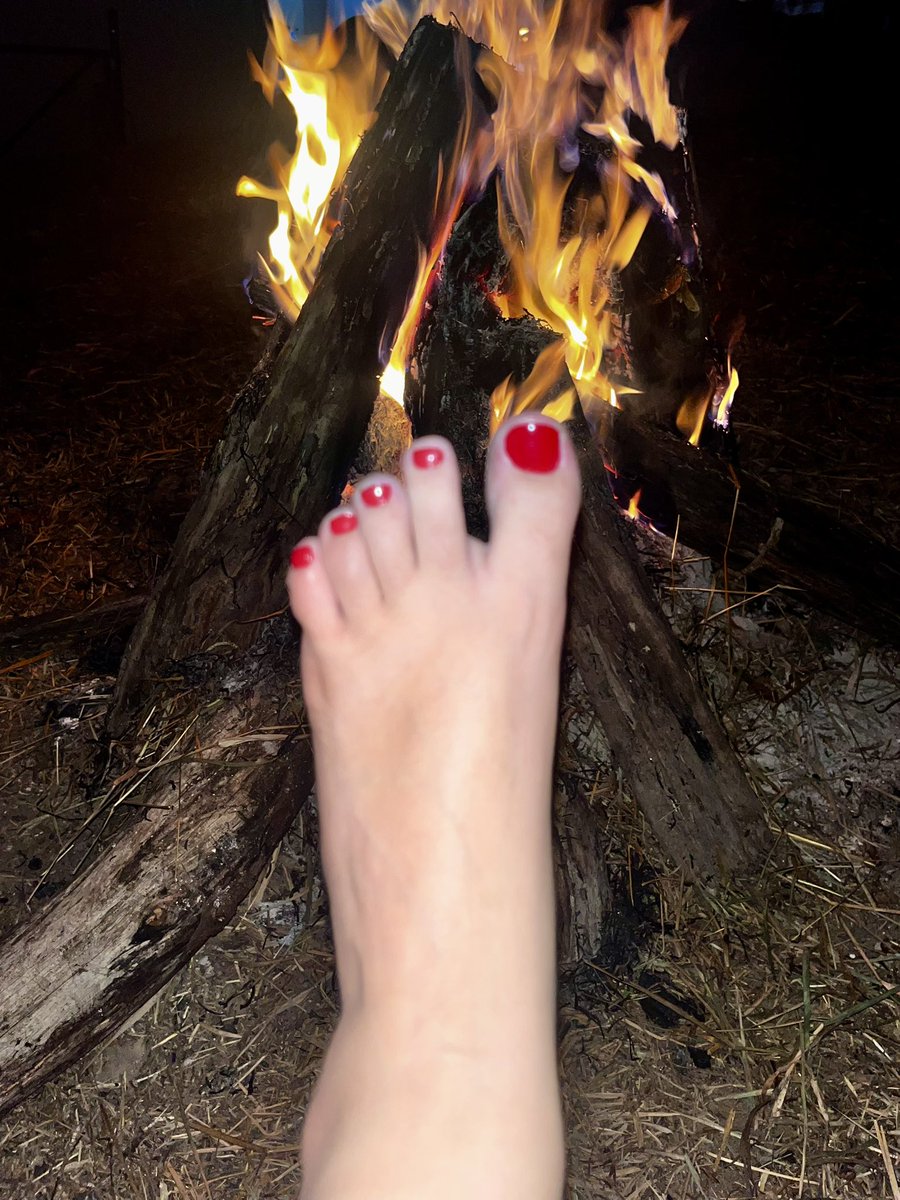 solinhasuada's tweet photo. Essa solinha aqui não aquece só fogueira.
Ela queima ego, orgulho… e carteira.

Tamanho 35.
Delicada, mas cruel.

Tributo via Pix.
Só paga, obedece e agradece. 👣🔥 https://t.co/a7rzEfLGOy