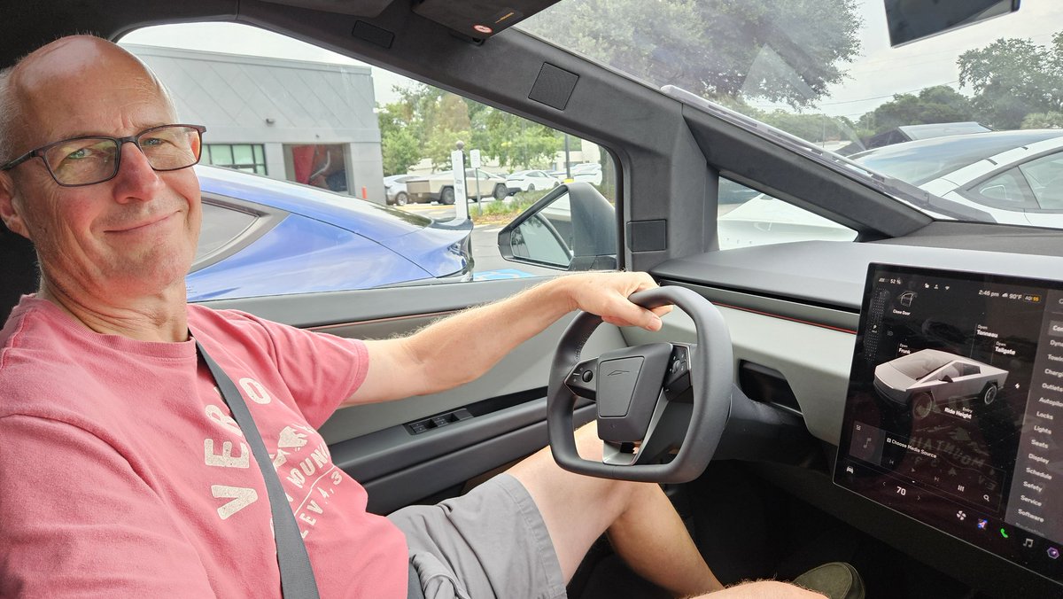 fflyrm3p's tweet image. Driving a Cybertruck today while having some routine maintenance taken care of on my Model 3.