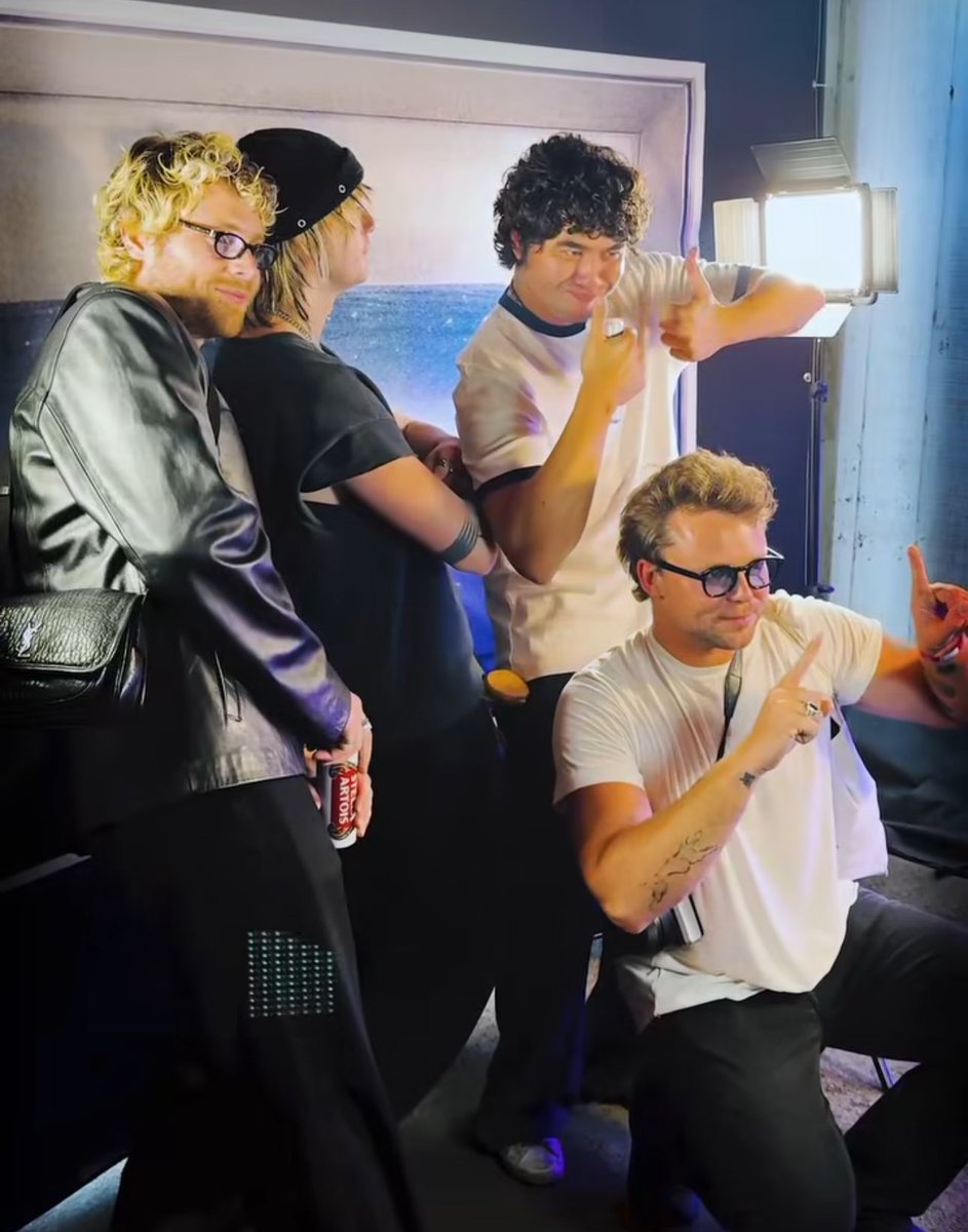 newlukecontent's tweet image. luke hemmings content (5sos version)