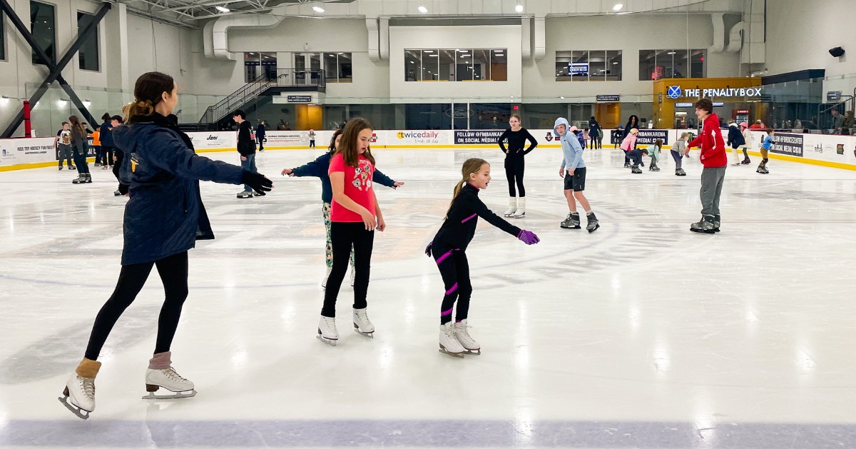 FMBankArena's tweet image. ⛸️It's not too late to register for the Scott Hamilton Skating Academy Learn to Skate program starting on July 14 at Ford Ice Center Clarksville!
🔗 ow.ly/SbtW50Wjl9C
🏅50% OFF GOLD MEDAL SPECIAL
Available now for NEW, beginner skaters. 🔗 ow.ly/HRWl50Wjl9z