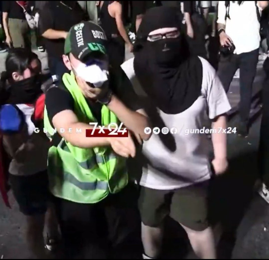 Bir de tarafda yüzünü ve duruşunu gösterenler 

Bir tarafta yüzsüzler ve kaypaklar!