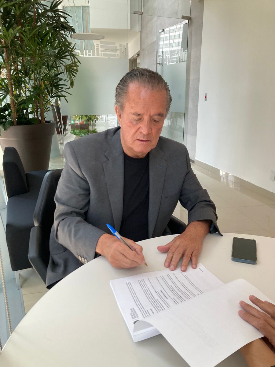 RaulOrvananos's tweet image. Estoy feliz porque acabo de firmar ✍️ contrato con Penguin Random House, en enero saldrá publicado mi libro!!!!!📕