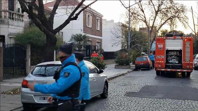 🔴#UltimoMomento 
TRAGEDIA EN #VillaDevoto 
Cinco personas murieron y una beba está internada por una presunta intoxicación con #monoxidodecarbono . Las víctimas son cuatro adultos (79, 75, 43 y 42 años) y una nena de 4 años. Fue en la calle #Sanabria al 3700.