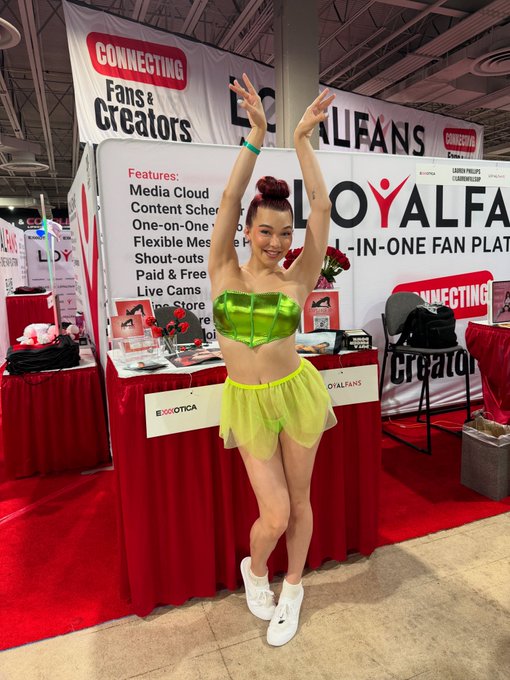 Watch Emma🌹 Vegas Based's leaked NSFW photo on TwXstars