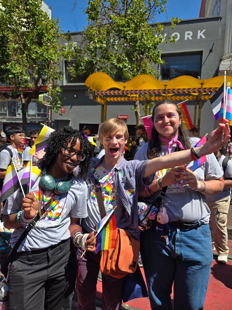 UCMercedAlumni's tweet image. Community, diversity, inclusivity, and love are what our Bobcats stand for. 🤍🖤🤎❤️🧡💛💚💙💜
In celebration of Pride, students, staff, faculty, and alumni came together to show their Bobcat spirit. Thank you @UCMerced OSI for coordinating this year's parade meetup!