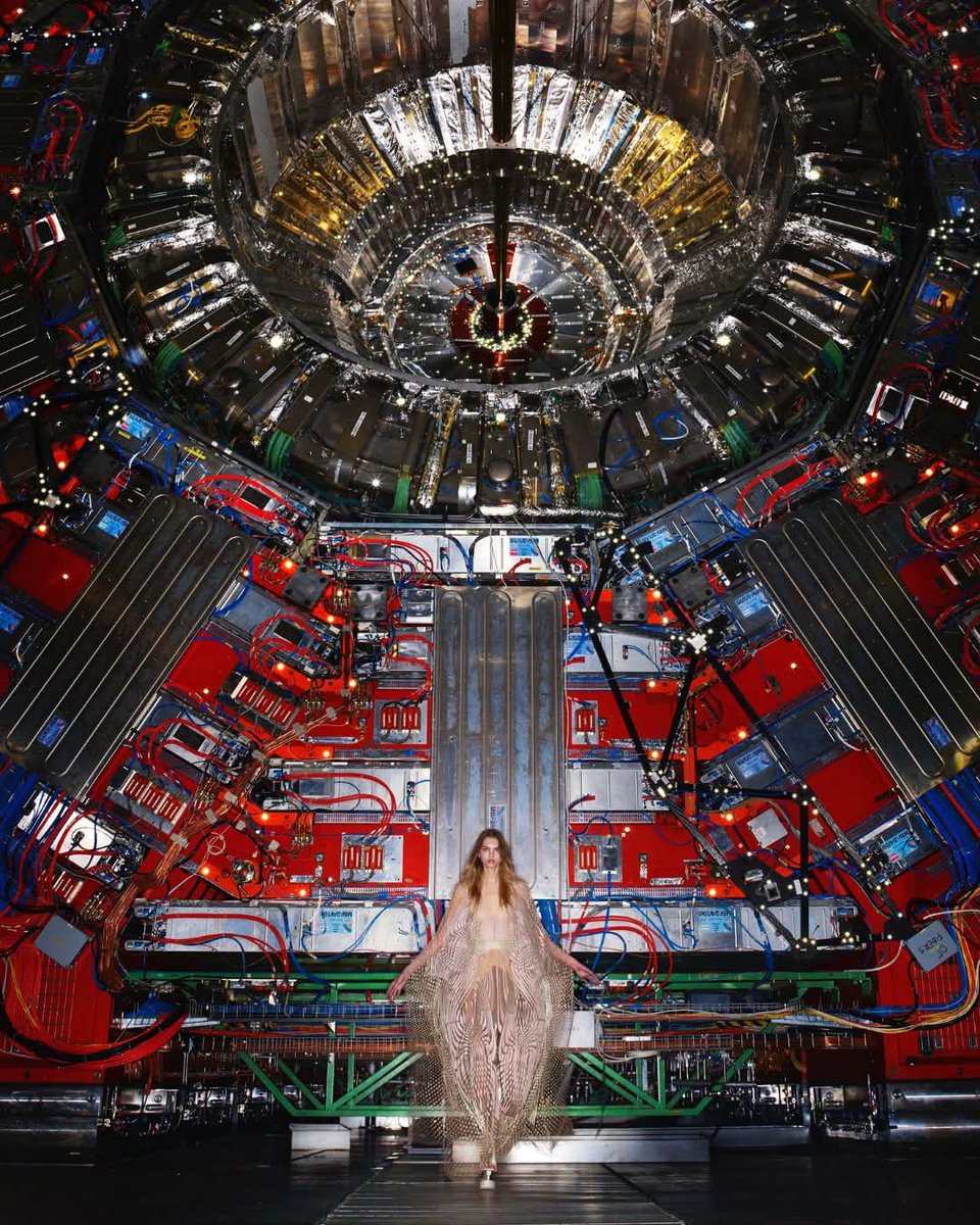 georgecursor's tweet image. Art and fashion meet #ParticlePhysics at CERN
 
In a rare collaboration with photographer Nick Knight, Iris van Herpen brought her Magnetic Motion collection into dialogue with the architecture of the universe. This supported by Arts at CERNcand scientists from the CMS…
