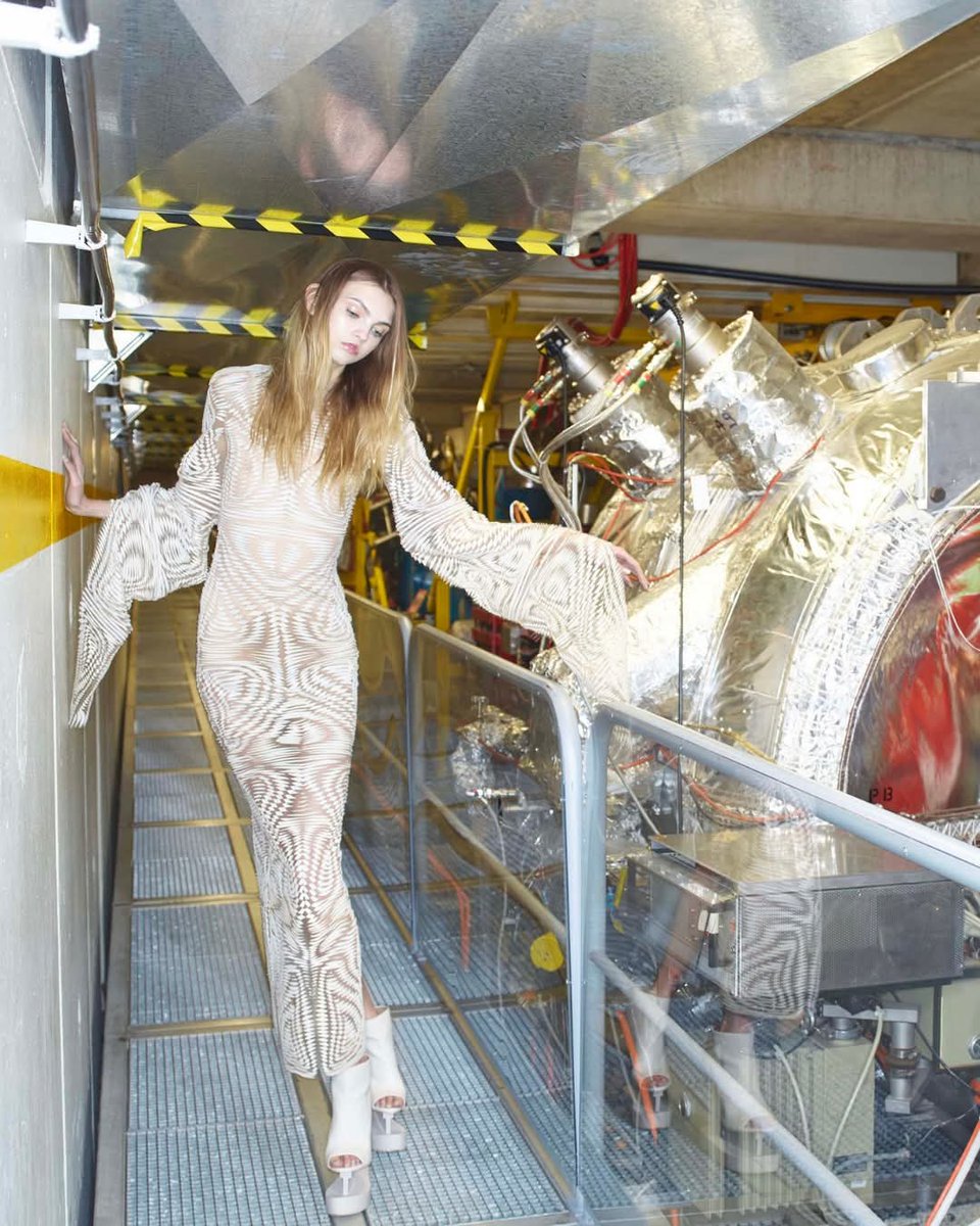georgecursor's tweet image. Art and fashion meet #ParticlePhysics at CERN
 
In a rare collaboration with photographer Nick Knight, Iris van Herpen brought her Magnetic Motion collection into dialogue with the architecture of the universe. This supported by Arts at CERNcand scientists from the CMS…