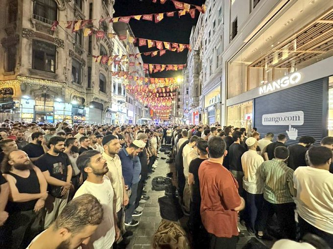Beyoğlu Beyoğlu olalı böyle Yatsı namazı görmedi.
Allahu Ekber