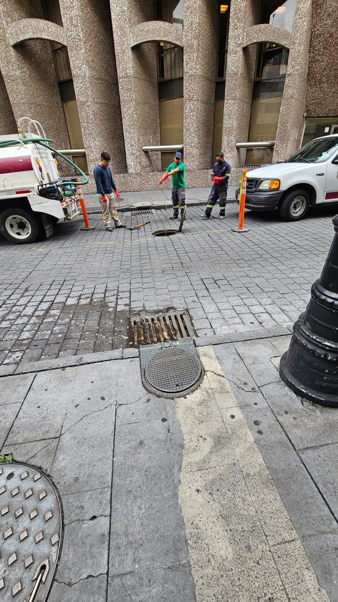 Autoridad del Centro Histórico (@ach_cdmx) on Twitter photo En cumplimiento a nuestras obligaciones, reportes vecinales e instrucciones de nuestro coordinador <a href="/carlos_c_godoy/">Carlos Cervantes Godoy</a> la Dirección de Mantenimiento de la #ACH ha intervenido en distintos puntos del Centro Histórico con:
-Desasolves. 💧
-Reparación de registros y rejillas. 🚧 En cumplimiento a nuestras obligaciones, reportes vecinales e instrucciones de nuestro coordinador <a href="/carlos_c_godoy/">Carlos Cervantes Godoy</a> la Dirección de Mantenimiento de la #ACH ha intervenido en distintos puntos del Centro Histórico con:
-Desasolves. 💧
-Reparación de registros y rejillas. 🚧