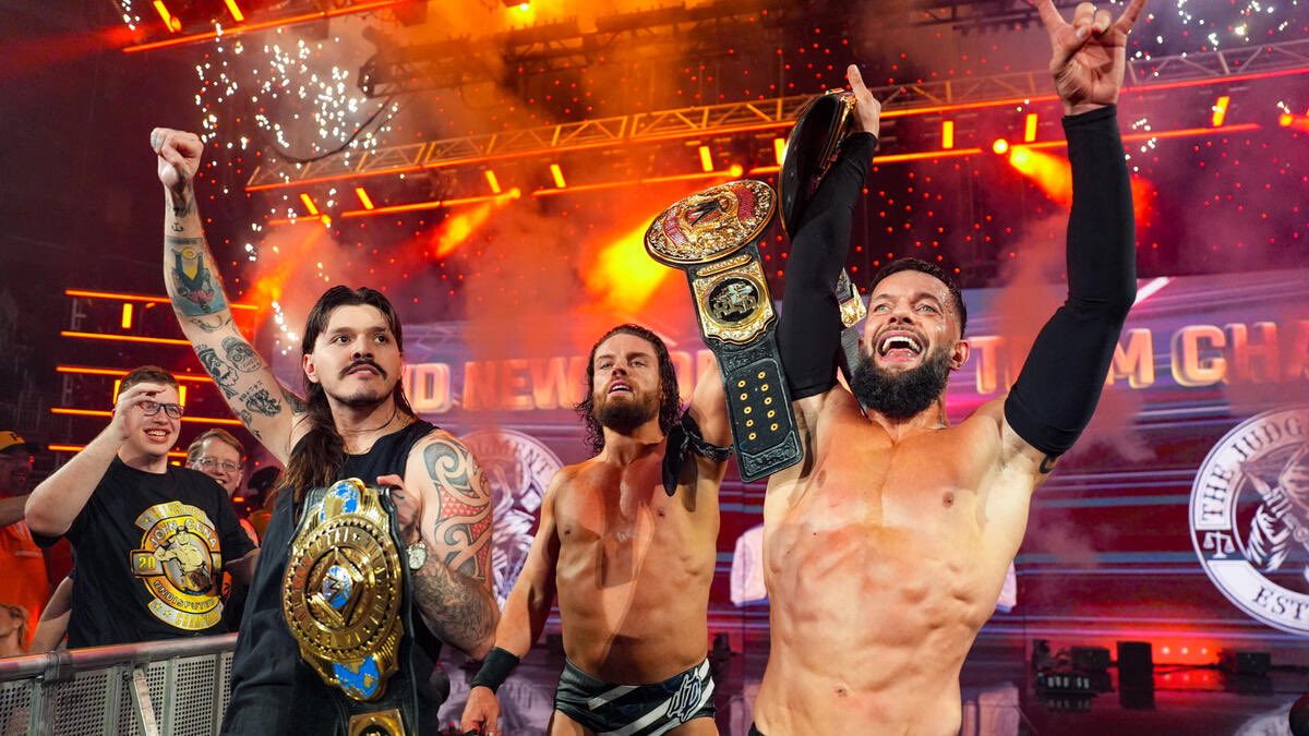 Back on top where we belong. ⚖️

#WWERaw