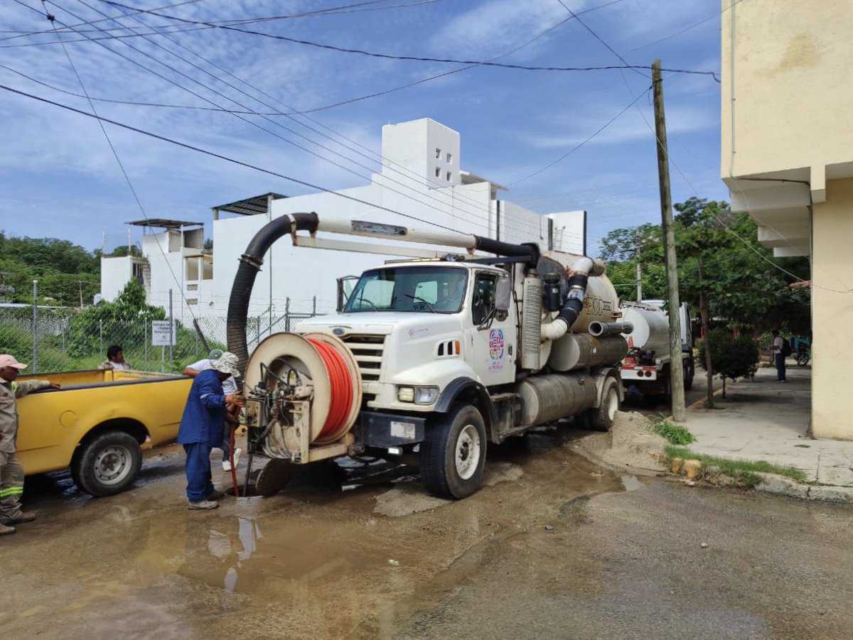 CEABIEN_OAX (@ceabienestar) on Twitter photo Realizamos trabajos de limpieza y desazolve en el drenaje del Sector Ampliación J, en calles de Coyula y el Fraccionamiento Playa Huatulco.
Con el compromiso del Gobernador <a href="/salomonj/">Salomón Jara Cruz</a> seguimos fortaleciendo el bienestar en nuestras comunidades.
#CEABIEN #OaxacaSeTransforma Realizamos trabajos de limpieza y desazolve en el drenaje del Sector Ampliación J, en calles de Coyula y el Fraccionamiento Playa Huatulco.
Con el compromiso del Gobernador <a href="/salomonj/">Salomón Jara Cruz</a> seguimos fortaleciendo el bienestar en nuestras comunidades.
#CEABIEN #OaxacaSeTransforma