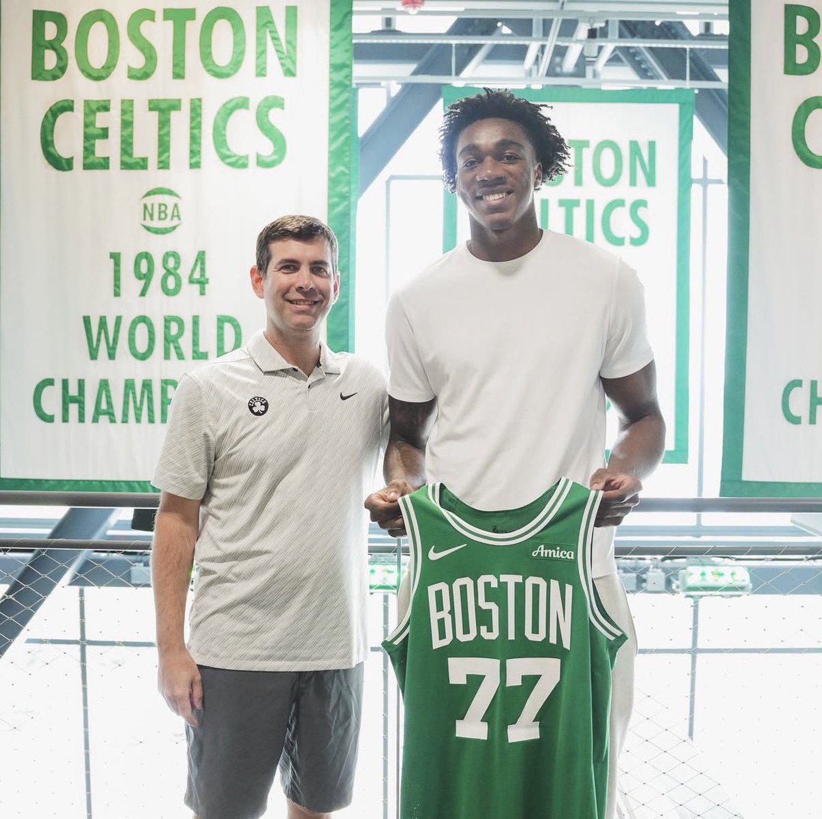 Amari Williams has officially been introduced as a Boston Celtic and received his jersey, #77.

📸: <a href="/celtics/">Boston Celtics</a>