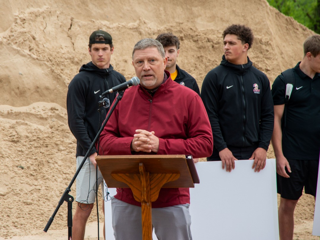 Calvin_Uni's tweet image. Congrats to Jeff Febus on receiving the 2025 Robin Hartman Writing Award—his third time earning the honor! For over 30 years, Jeff has faithfully shared the stories of Calvin athletics. We’re grateful for his dedication and gifted storytelling. 👏 #CalvinUniversity #GoCalvin