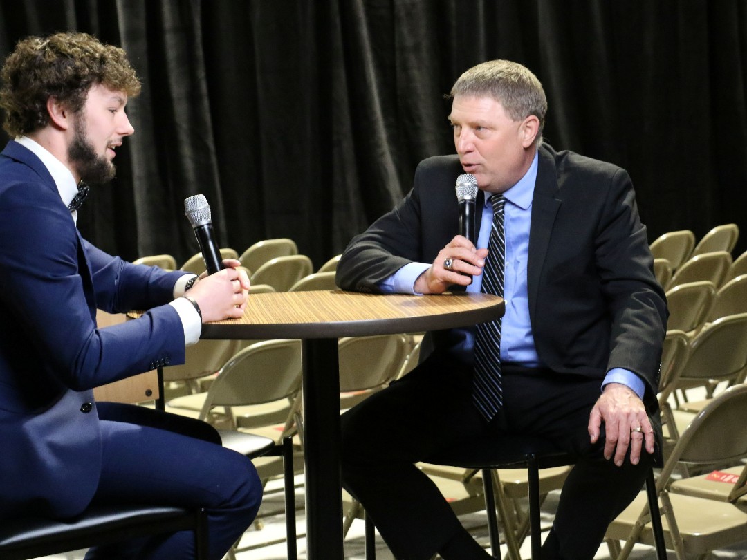 Calvin_Uni's tweet image. Congrats to Jeff Febus on receiving the 2025 Robin Hartman Writing Award—his third time earning the honor! For over 30 years, Jeff has faithfully shared the stories of Calvin athletics. We’re grateful for his dedication and gifted storytelling. 👏 #CalvinUniversity #GoCalvin