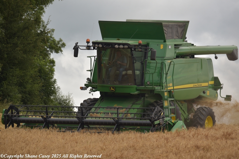 #Harvest2025 OK then lets make a start. Got out for a few hours this afternoon and struck gold. First of the Winter Barley being harvested in front of my Nikons lenses. Hope it is safe and a good one for all. 
#IrishFarming #IrishAgri #IrishTillage