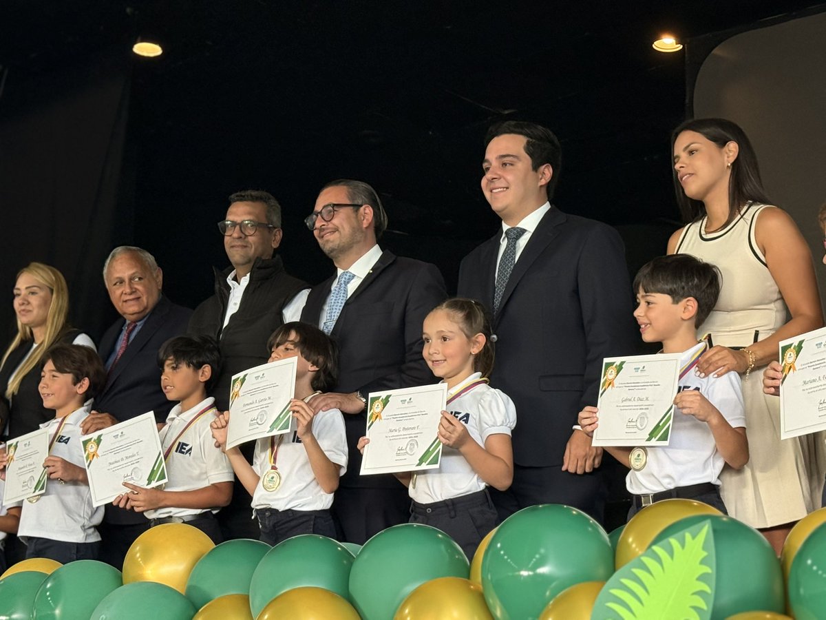 diegopadronb's tweet image. Hoy celebramos el Premio a la Excelencia Académica 2025, un homenaje al esfuerzo y la dedicación de los estudiantes más destacados de nuestros colegios en Baruta.
Estos jóvenes nos recuerdan que apostar por la educación es apostar por el futuro del municipio.
Desde Baruta…