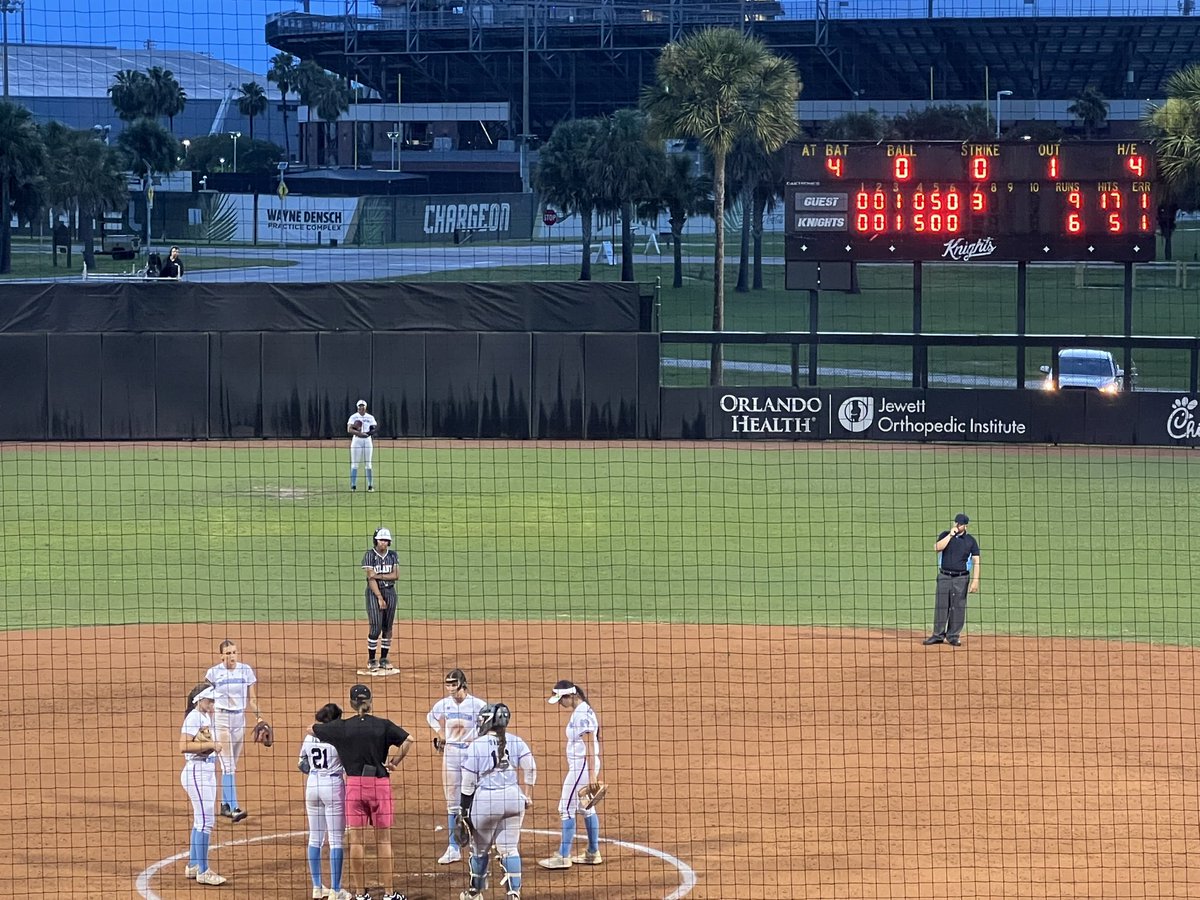 The Smoke are back on top here at The Plex for the first time since the 3rd inning.

#UCF alum <a href="/jada_cody99/">Jay👑💕</a> contributed a 2-RBI double to the cause this inning, helping increase her team’s lead to three over the Monarchs. 

Mid 7th:
Smoke: 9
Monarchs: 6