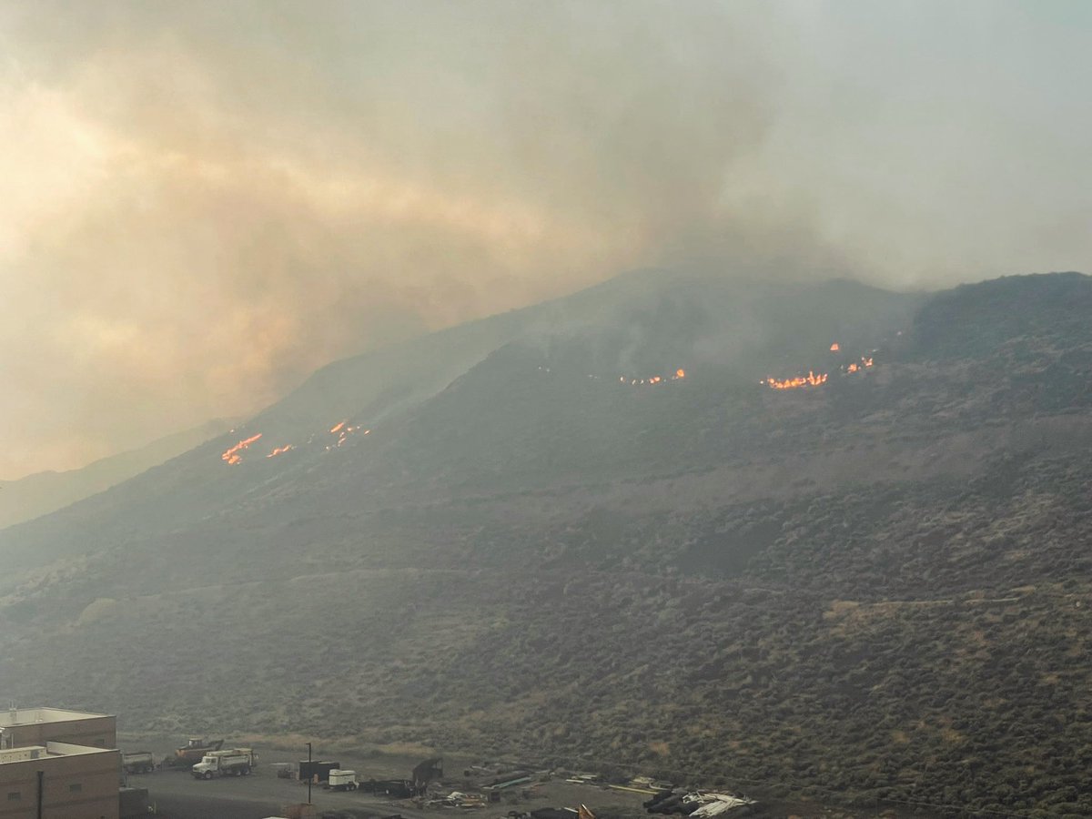 775times's tweet photo. ⚠️#BarronFire at approx 75 acres. additional resources are enroute. Thunderstorm activity is currently increasing fire activity over the incident with winds gusting 30-40 mph. Residents and businesses should be prepared to evacuate if notified. #reno #nevada https://t.co/vZL9FPTaXb
