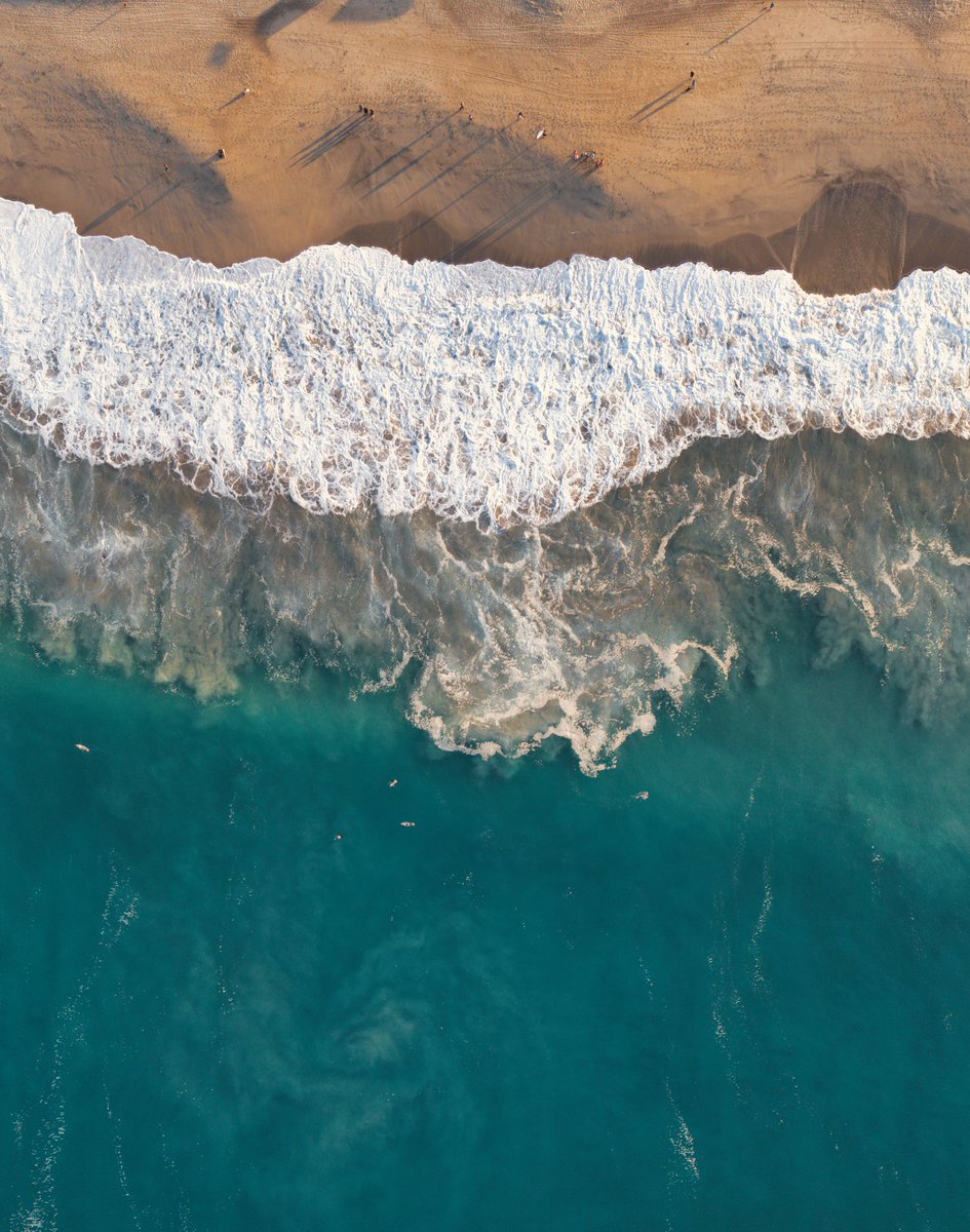 Playa Zicatela, Oaxaca. Si te fijas bien podrás ver varios surfers tanto en la playa como en el mar. Esta foto la saqué con un DJI Air 3s