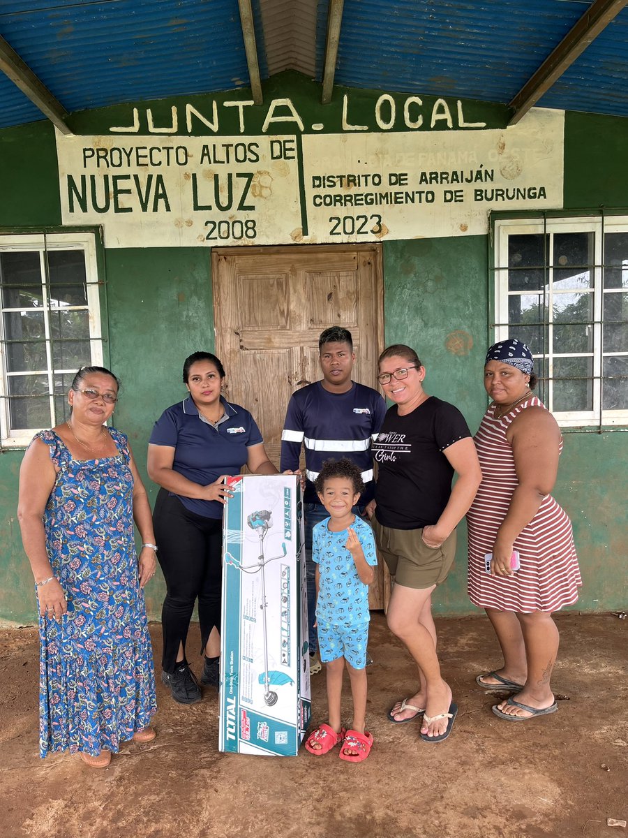 JcBurunga's tweet photo. Entrega de güira a la junta local del proyecto Altos de Nueva Luz, para limpieza de áreas verdes dentro de la comunidad.
#jcburunga #burungaavanzacontigo #juntalocal https://t.co/wgeO3H80AV