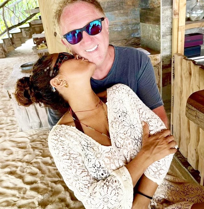 CanalDeLasRedes's tweet image. #SoloLoMejor▪️VALBONESI SE REUNIÓ CON DUEÑO DE GUCCI 💬 Lavinia Valbonesi, mujer del presidente Daniel Noboa, se reunió con el dueño de Gucci, el magnate Francois Henry Pinault, además propietario de Balenciaga y otras marcas exclusivas. Dice, para promover proyectos de mujeres.