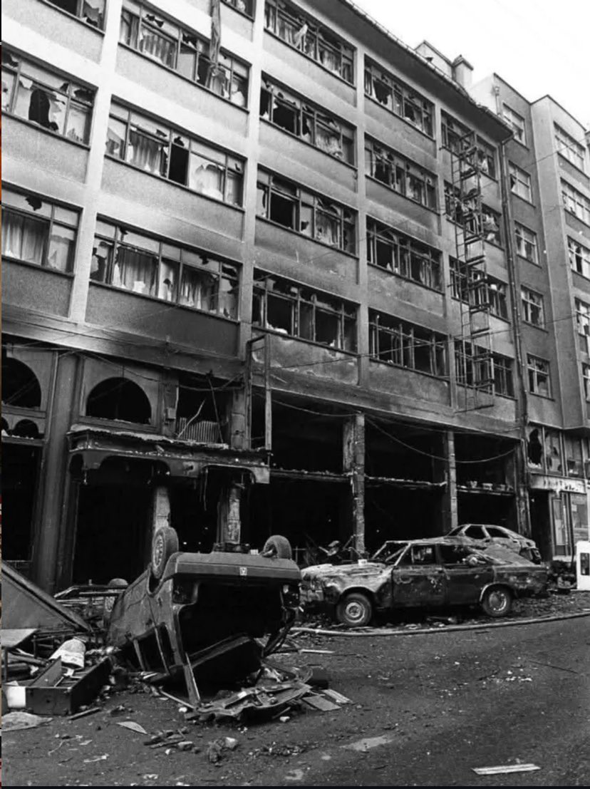 -Burdan çıkamaz da ölürsek ne olur?

-Kalanlar,ölenlere şiir yazar...

#madımakkatliamı