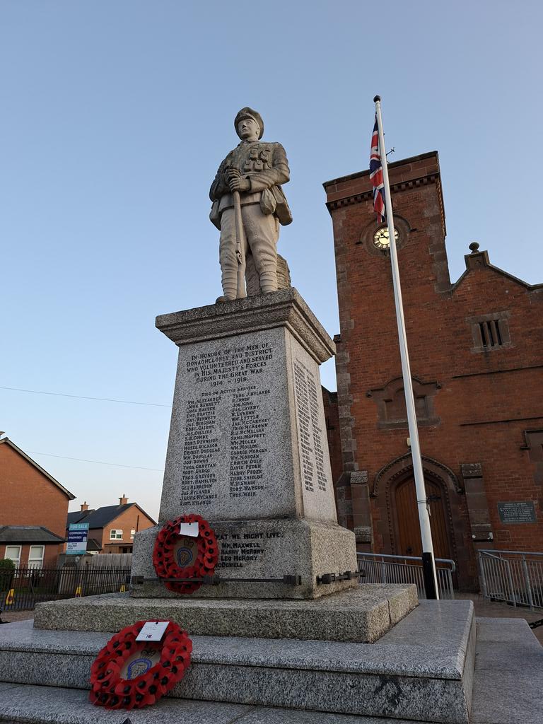 UlsterFrank's tweet photo. 1/2🧵 1 Jul 25 - #Somme Parade
#Donaghcloney, Co Down,
#NorthernIreland

#Seapatrick Flute Band🪈🥁

📸⬇️#Ulster Tower, #Thiepval
•#36thUlsterDivision [formed from 1912 UVF] on 1 Jul 1916 sustained 5k casualties; 2,069 KIA (11% overall British🇬🇧 casualties).
•Awarded 4/9 VCs🏅 https://t.co/FrPZqbWKkw