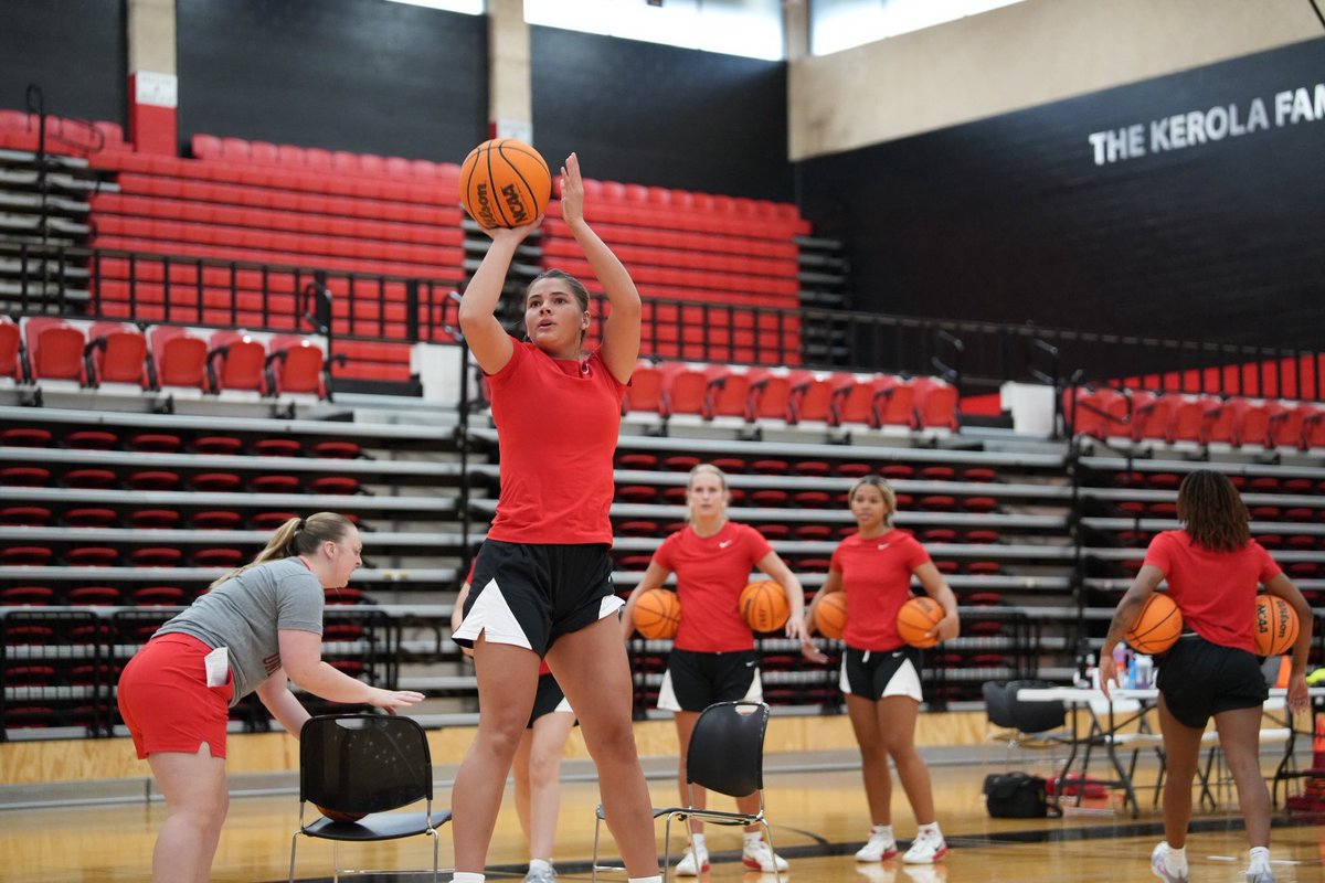 Back on the hardwood 

#GoGuins #Grit