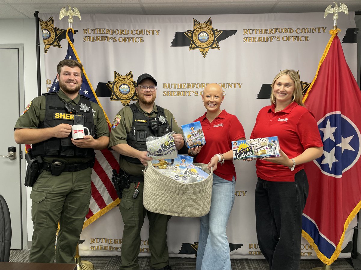 RCTNSheriff's tweet image. The beloved mascot of Little Debbie, Zain the Zebra, delivered Zebra Cakes to @RCTNSheriff deputies who helped locate Ed the Zebra.
Little Debbie representatives donated a basket of Zebra Cakes & mini Zebra donuts.
Deputies searched for Ed after he scampered across I-24 May 31.