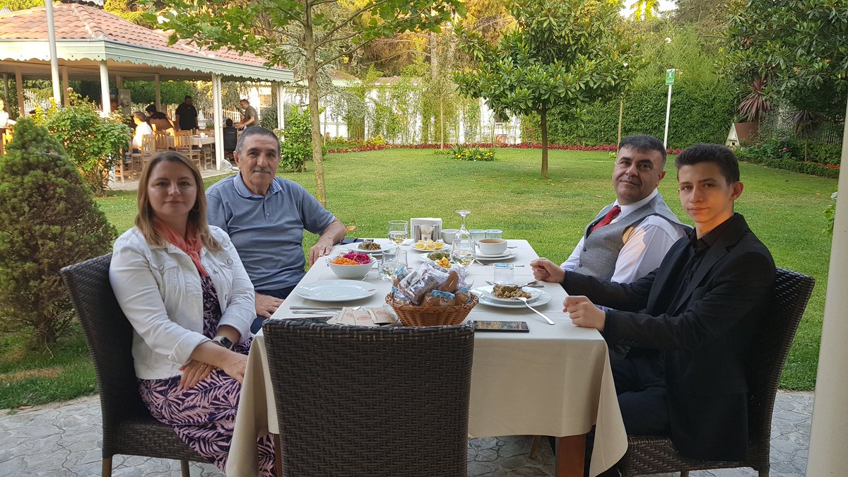 İktisadi Kalkınma ve Sosyal Araştırmalar Enstitüsü (İKSAD) Başkanı Sn. Mustafa Latif Emek, Marmara Üniversitesi Siyasal Bilgiler Fakültesi Prof. Dr. Arzu Al (kızım) ile sohbet gerçekleştirdik.