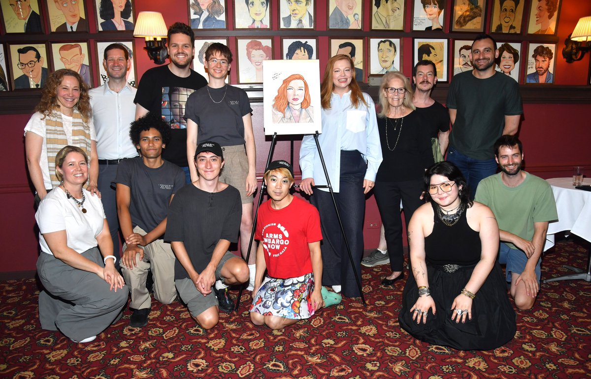 📸 | Sarah Snook with the team behind The Picture of Dorian Gray at Sardi’s