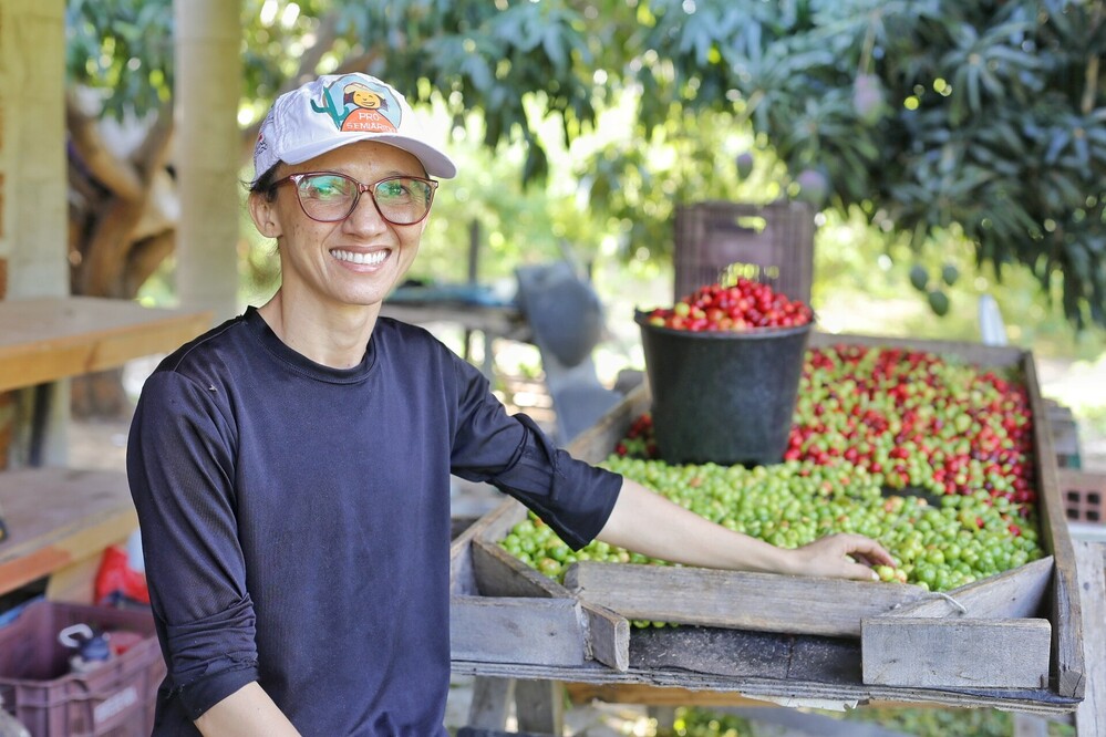🇧🇷Tatiana es técnica en agroecología en #Brasil, y volvió a su hogar para dedicarse a la agricultura familiar gracias a un proyecto financiado por <a href="/bndes/">BNDES</a> y el FIDA.

📢Conoce cómo debe cambiar la financiación para el desarrollo en áreas rurales como esta: ifad.org/es/w/explicado…