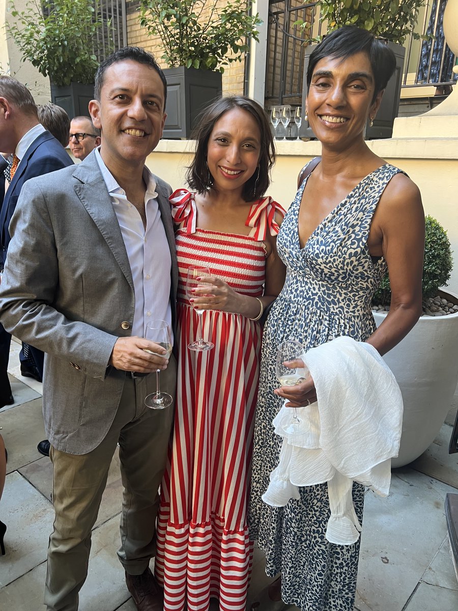 TulipMazumdar's tweet image. Wonderful night celebrating & raising 💰 for @BBCMediaAction I’ve seen their impact first-hand in Afghanistan & Sierra Leone, supporting journalists telling vital stories
25 yrs of brilliant,much-needed work bbc.co.uk/mediaaction
Great to see so many former @BBCNews folks too!