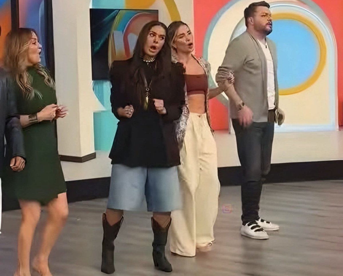 SrPofe's tweet photo. Cuando la maestra foránea solo llevaba outfits de calor y no ha dejado de llover https://t.co/dxvlc96sM3