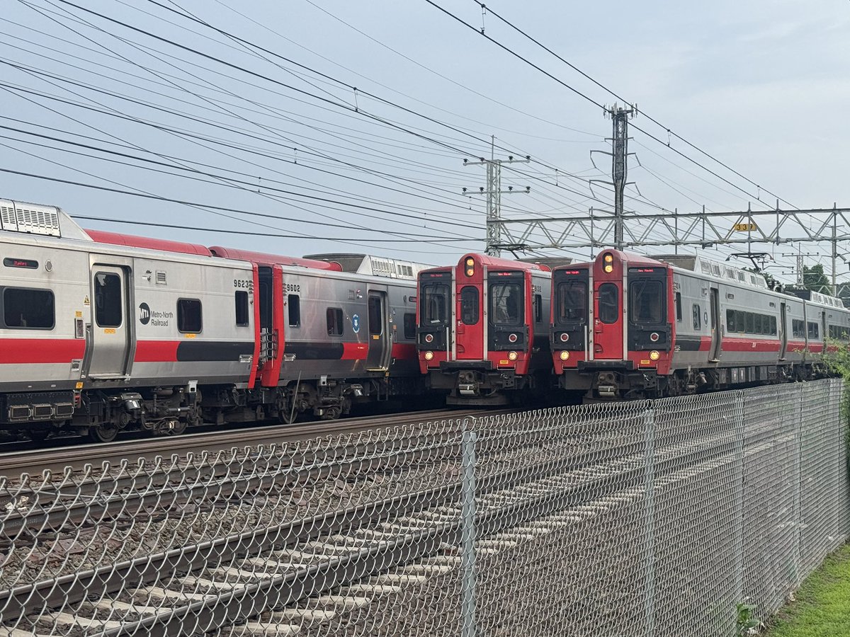 gettinviggy's tweet image. Metro-North experiencing what it says is a “power issue” during the evening rush hour between Stamford and South Norwalk. It brought 3 trains to a halt in Old Greenwich