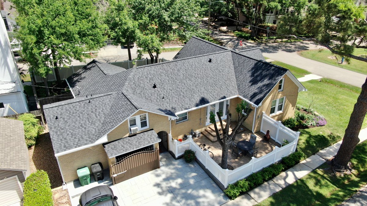 CraddockRoofing's tweet photo. 🏠 Need a reliable roofing partner? Craddock Roofing offers peace of mind! 😌 Our team delivers quality work, ensuring your family's safety &amp; comfort.💯 We care about your needs.🤔 What's important in a contractor? Share! 👇 #RoofingExperts #HomeImprovement #CraddockRoofing https://t.co/2dKzLRoHar