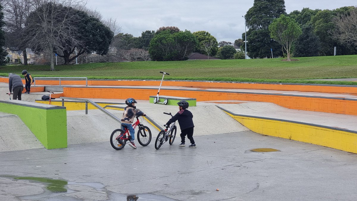 现在娃大点了，越发觉得什么赚更多的钱，养更好的家， 根本没有更多的陪伴来的重要。孩子现在更多要的是爸爸妈妈一起的陪伴，玩具还是房子对于他而言只是extra，只要爸妈一起陪他就能感受到他的快乐。